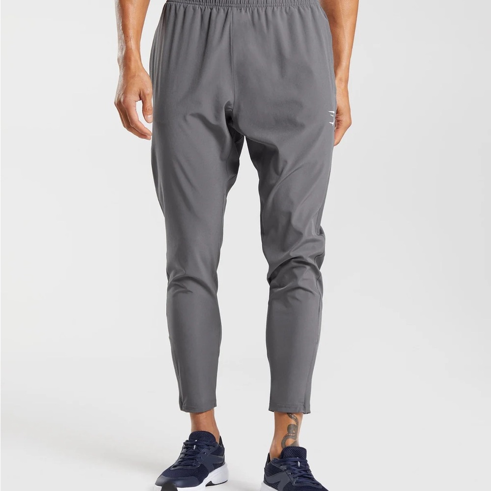 GYMSHARK Men’s Arrival Woven Joggers- Silhouette Grey